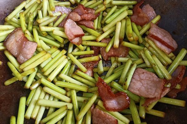 腊肉炒蒜薹的做法图解11
