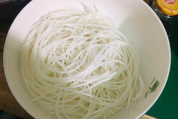 酸辣鸭血土豆粉的做法图解1