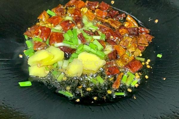 蒜苗炒腊肉的做法图解1