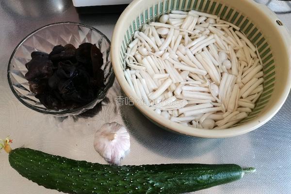 清炒白玉菇黄瓜木耳的做法图解1