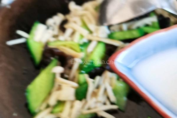 清炒白玉菇黄瓜木耳的做法图解7