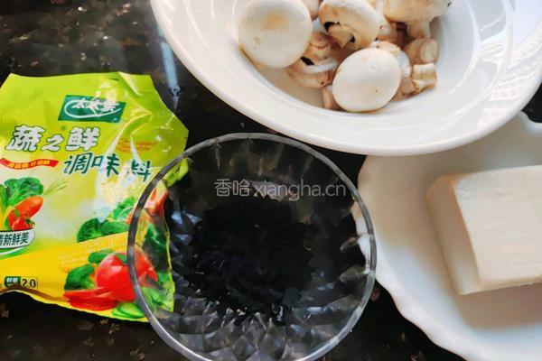 蘑菇豆腐裙带菜汤的做法图解1