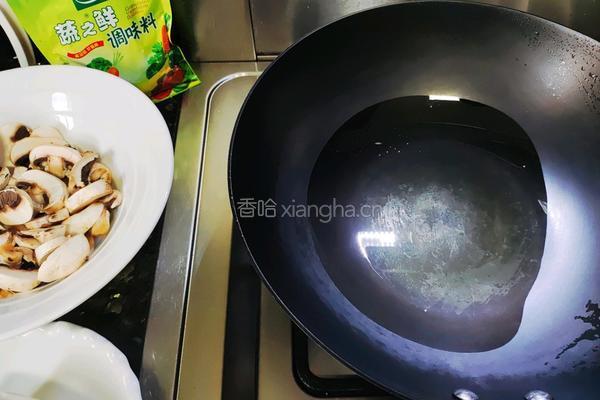 蘑菇豆腐裙带菜汤的做法图解3