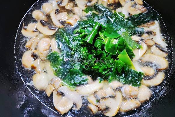 蘑菇豆腐裙带菜汤的做法图解7