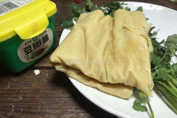酱浇豆腐皮花的做法图解1
