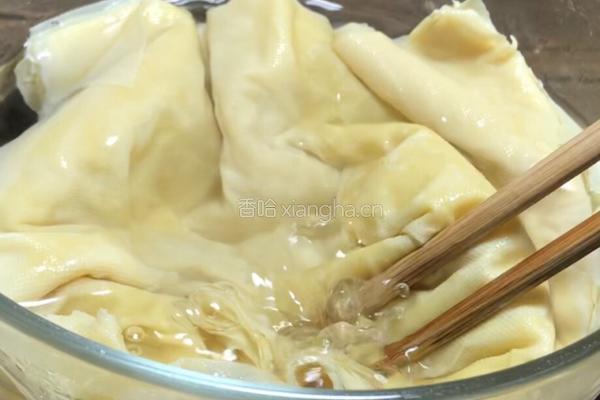 酱浇豆腐皮花的做法图解3