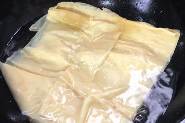 酱浇豆腐皮花的做法图解2