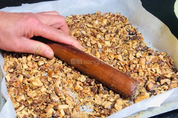 黑芝麻核桃酥的做法图解2