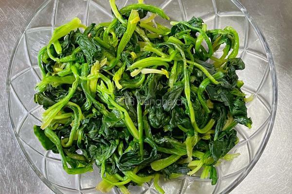 【春季“养肝”】凉拌菠菜的做法图解2