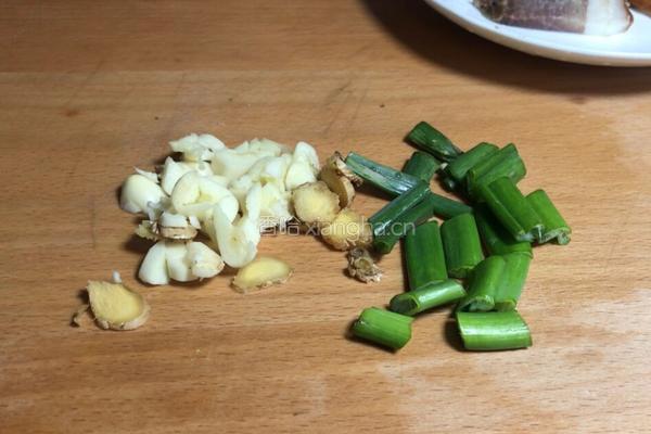腊味炖萝卜的做法图解3