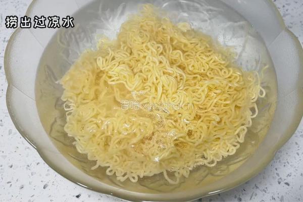 炒方便面的做法图解3