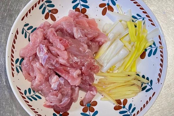 【春季“养肝”】豆苗炒肉的做法图解1