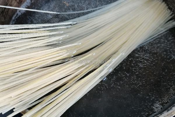 辣白菜米线的做法图解7
