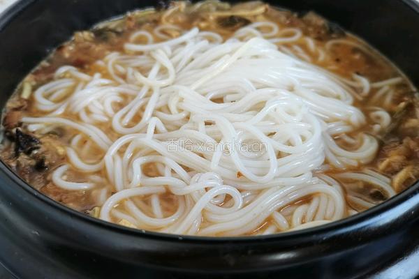 辣白菜米线的做法图解20