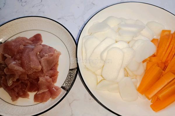 肉片炒马蹄的做法图解1