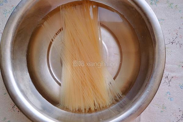 泡菜麻酱米线的做法图解2