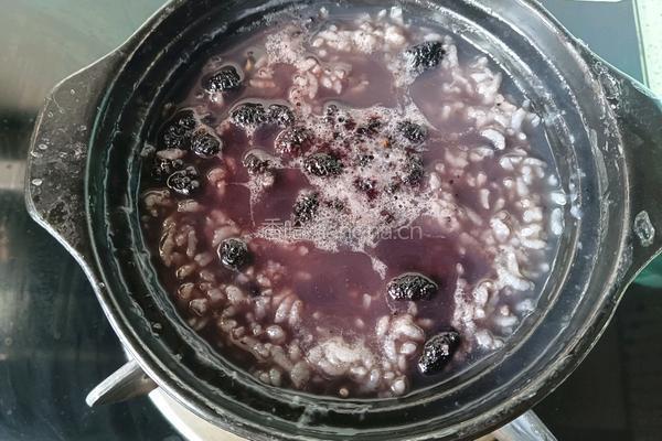 黑豆桑椹砂锅粥（简单版）的做法图解5