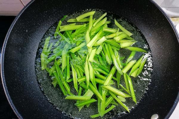 芹菜炒腐竹的做法图解7