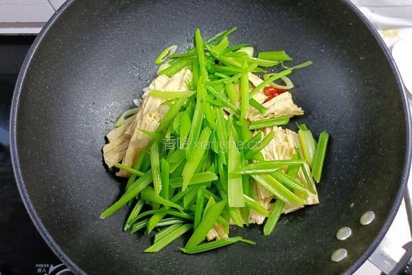 芹菜炒腐竹的做法图解11