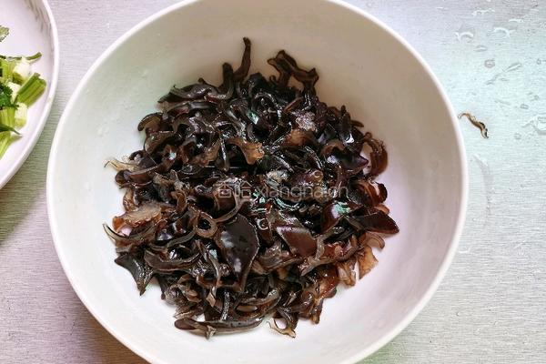 黄瓜拌木耳丝的做法图解4