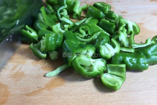 青椒香菇炒鸡蛋的做法图解2