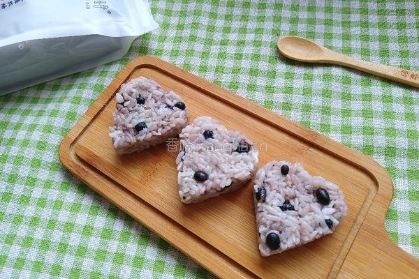 黑豆爱心饭团的做法图解1