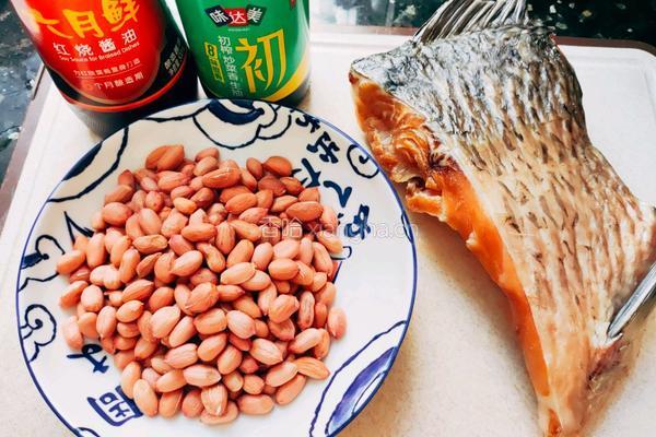 咸鱼烧花生的做法图解1