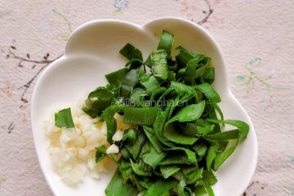 酱鸡蛋拌菠菜的做法图解5