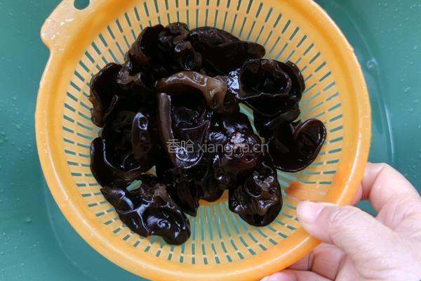 美汁拌木耳的做法图解3