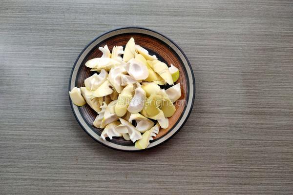 荠菜炒春笋的做法图解3