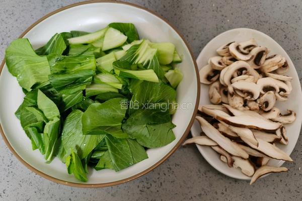 菌菇炒青菜的做法图解2