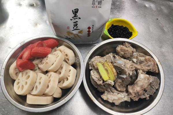 黑豆莲藕猪骨汤的做法图解1