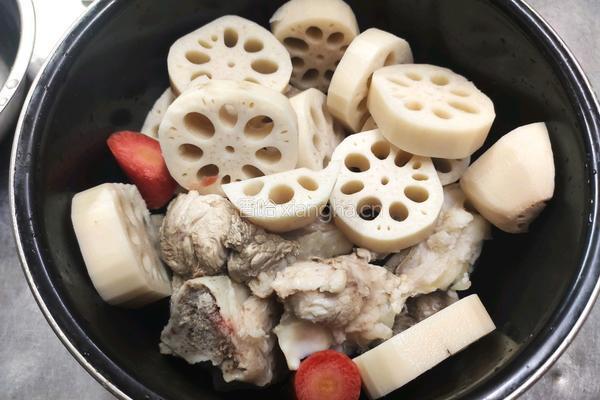 黑豆莲藕猪骨汤的做法图解3
