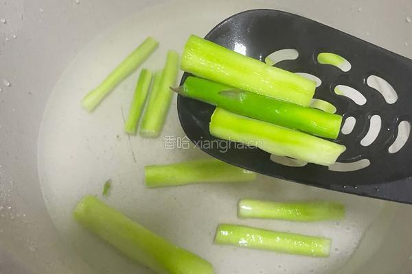 贻贝拌芦笋的做法图解3