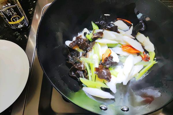 轻盐山药炒木耳的做法图解5