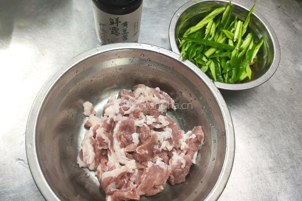 黄豆酱炒肉的做法图解1