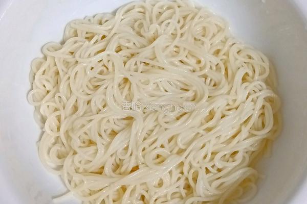 香菇酱米线的做法图解5