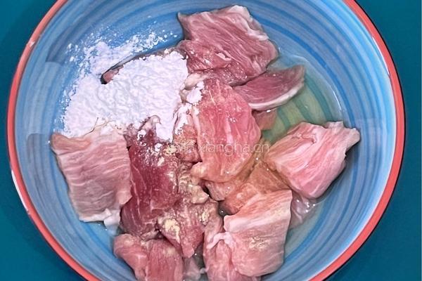 【春季“养肝”】鱼香豆腐烧肉的做法图解1