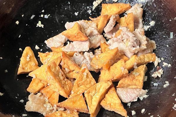 【春季“养肝”】鱼香豆腐烧肉的做法图解7
