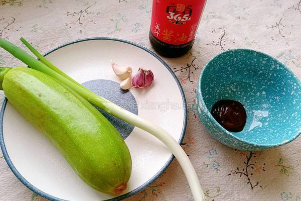 酱爆西葫芦的做法图解1