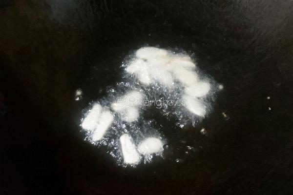 腐竹青椒炒木耳的做法图解4
