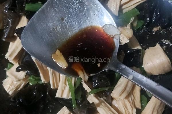 腐竹青椒炒木耳的做法图解7