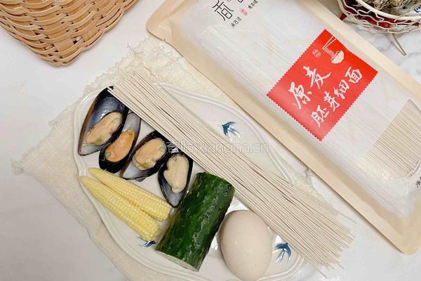 贻贝荞麦面的做法图解1