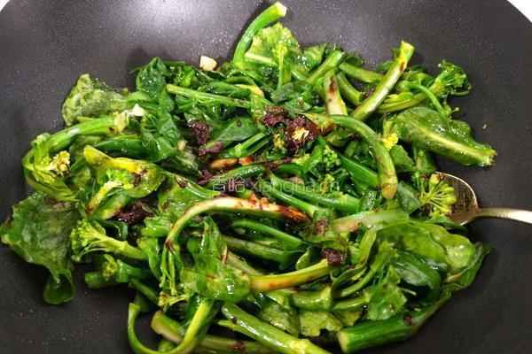 黄豆酱炒芥兰苗的做法图解5