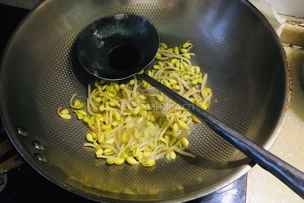 黄豆芽炒韭菜的做法图解5