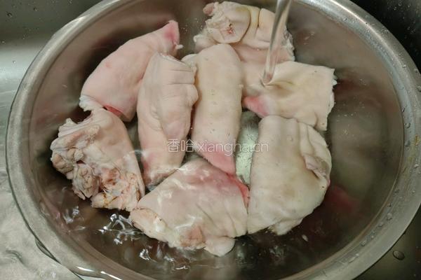 砂锅卤猪蹄的做法图解1