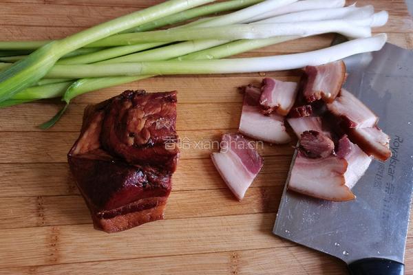 青蒜炒腊肉的做法图解1