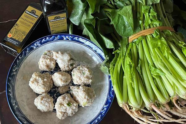 菠菜猪肉丸子汤的做法图解1