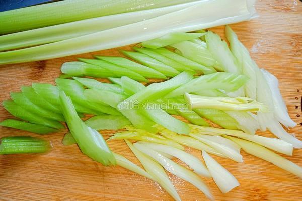 肉片炒芹菜的做法图解1