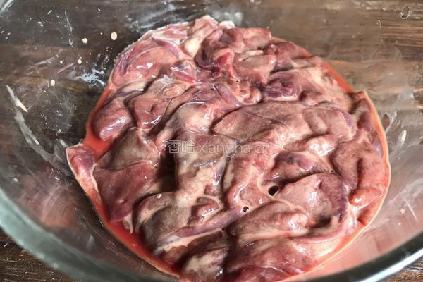 青蒜炒猪肝的做法图解1
